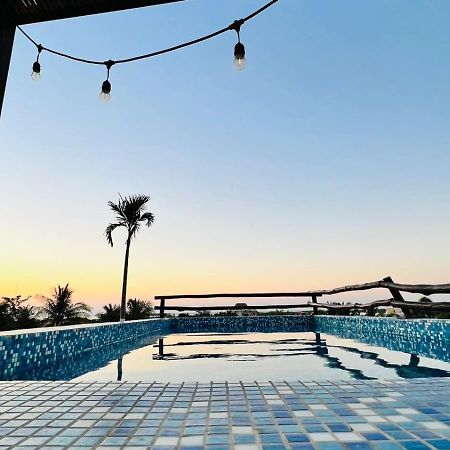 Hotel Mayari Holbox Ilha Holbox Exterior foto Rooftop pool at the hotel