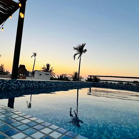 Hotel Mayari Holbox Ilha Holbox Exterior foto Sunset at the pool