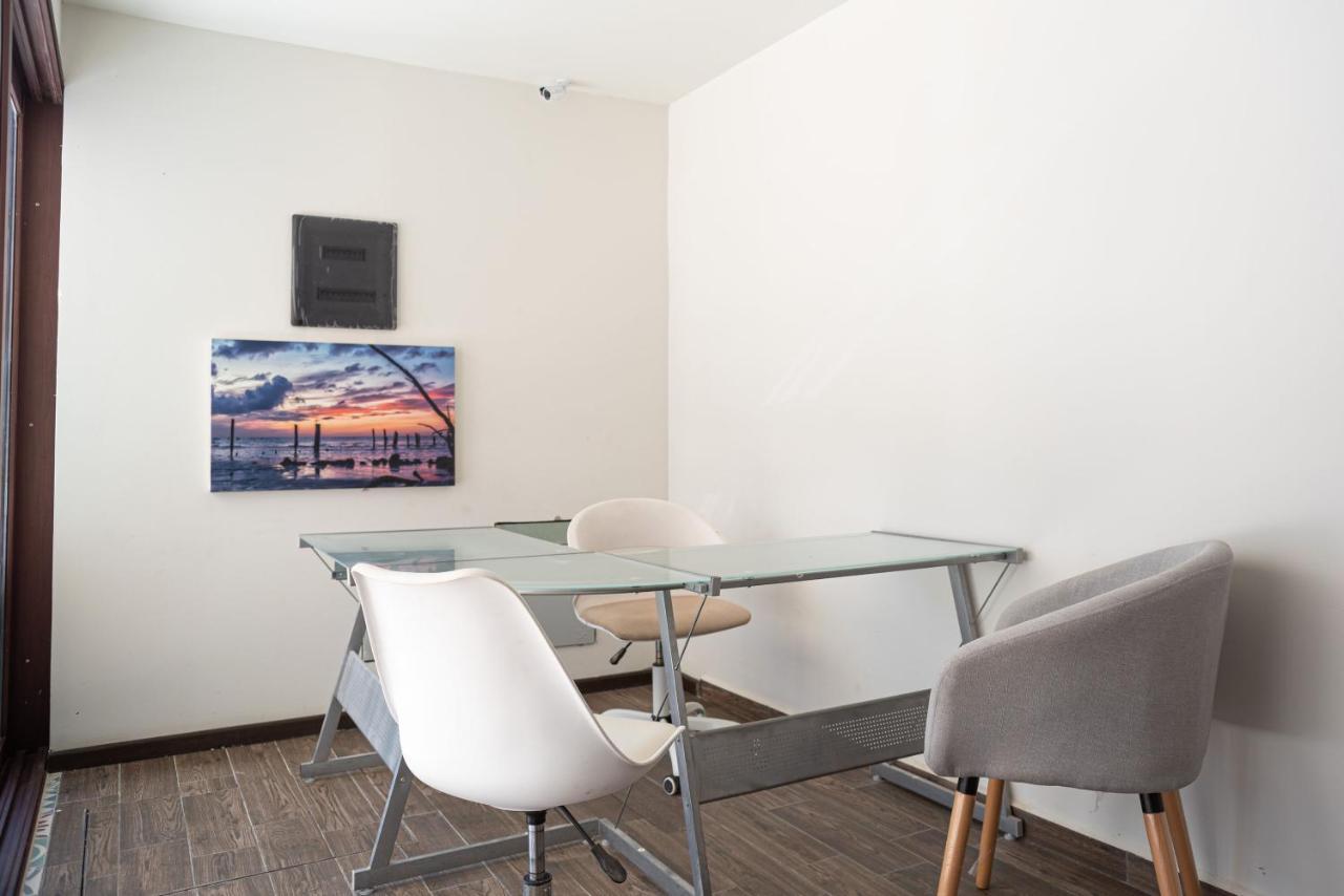 Hotel Mayari Holbox Ilha Holbox Exterior foto A meeting room at the headquarters of the company