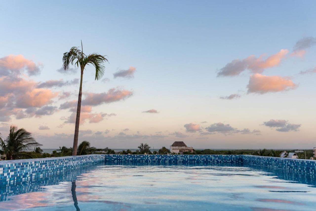 Hotel Mayari Holbox Ilha Holbox Exterior foto Infinity pool at the Grand Palladium Hotel, Playa del Carmen, Mexico