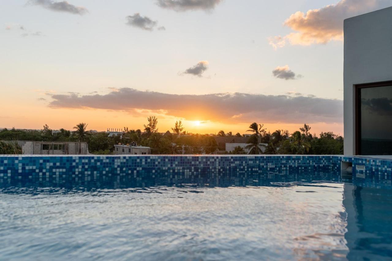 Hotel Mayari Holbox Ilha Holbox Exterior foto Sunset at the rooftop pool