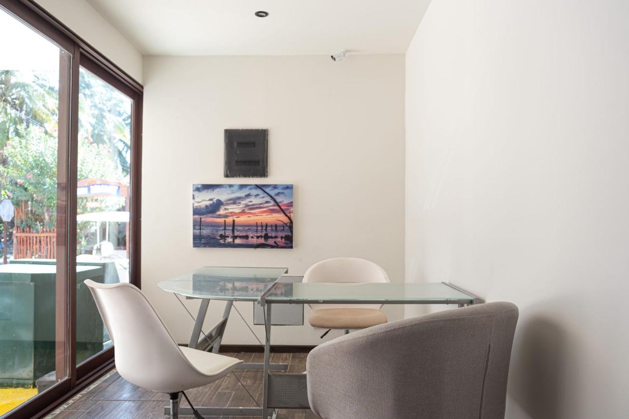 Hotel Mayari Holbox Ilha Holbox Exterior foto A dining room with a glass table