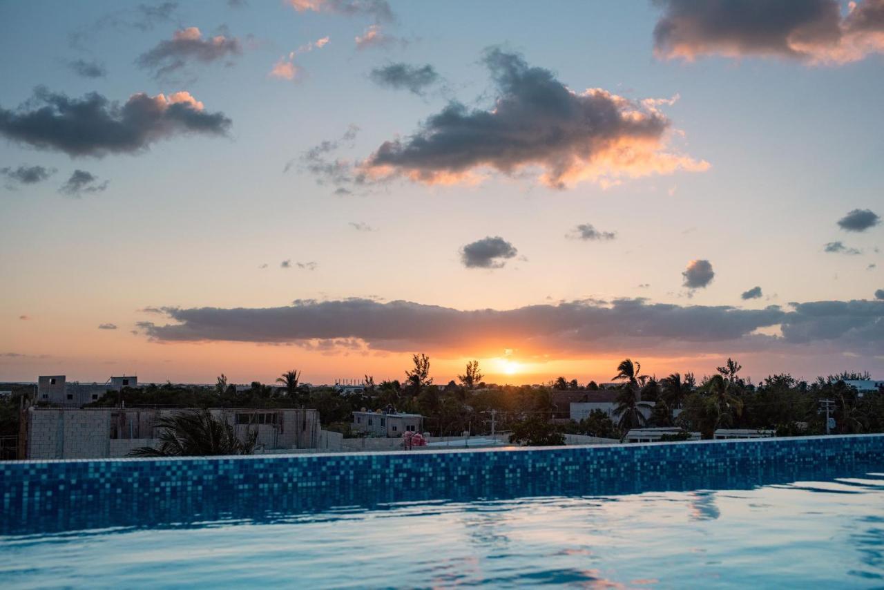 Hotel Mayari Holbox Ilha Holbox Exterior foto Sunset over Tulum
