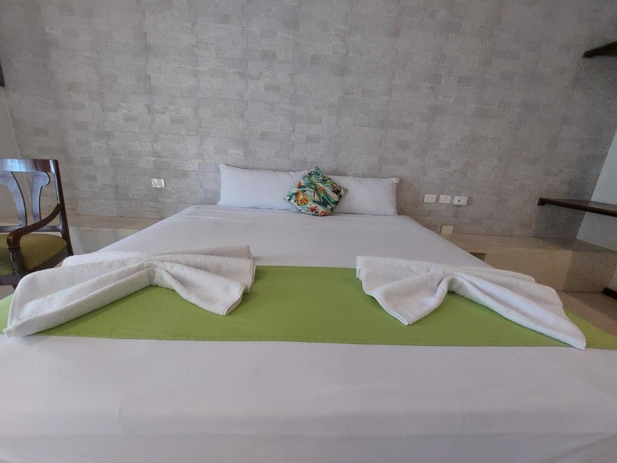 Hotel Mayari Holbox Ilha Holbox Exterior foto A bed with a duvet cover