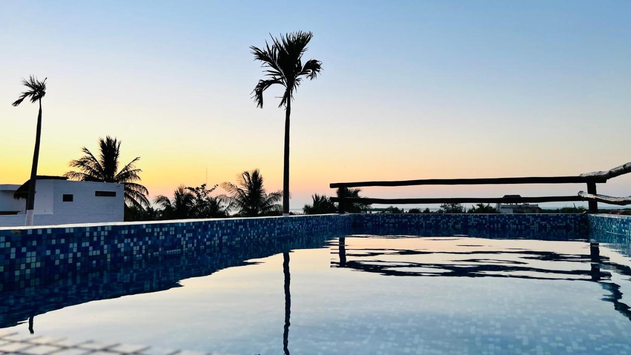 Hotel Mayari Holbox Ilha Holbox Exterior foto Sunset at the beach