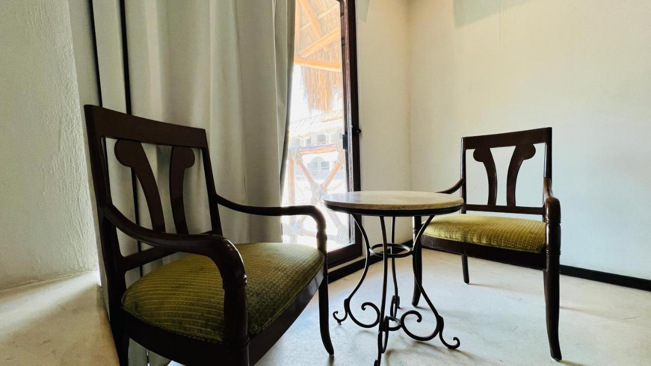 Hotel Mayari Holbox Ilha Holbox Exterior foto A table and two chairs