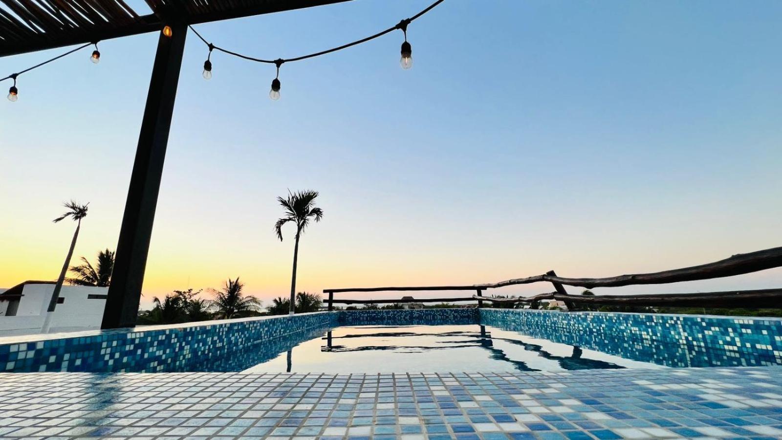 Hotel Mayari Holbox Ilha Holbox Exterior foto Rooftop pool at the hotel